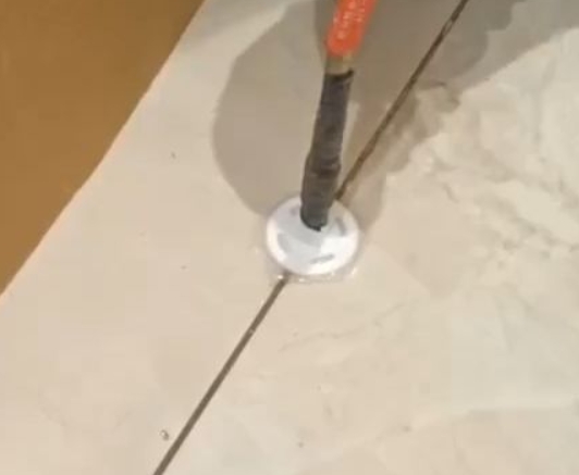 齐河瓷砖空鼓维修公司专业解答瓷砖在铺贴过程中，如果没有涂抹均匀到位的粘结材料（如水泥砂浆或瓷砖胶），可能会导致以下问题