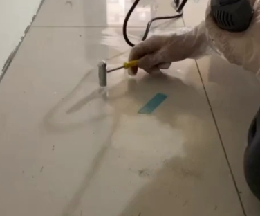 齐河瓷砖开裂维修公司专业分享瓷砖在铺贴前如果没有沥干水分，将会导致以下问题