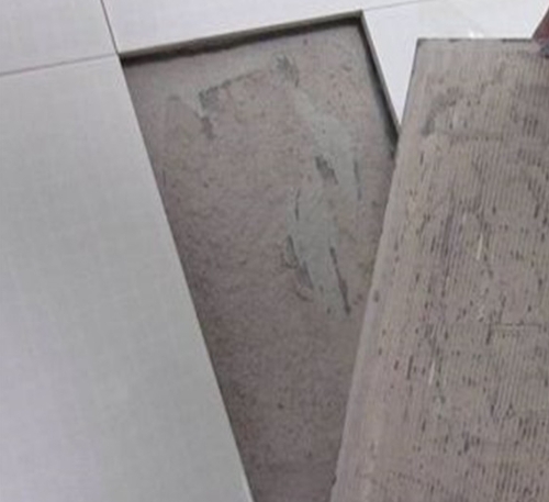 齐河瓷砖空鼓维修公司分享瓷砖铺贴时如果打浆（即涂抹在瓷砖背面和基层上的砂浆或瓷砖胶）过少，会带来以下问题